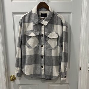 Love Tree Cozy Shacket Size Medium Gray/White Plaid NWT Gorpcore Cabincore